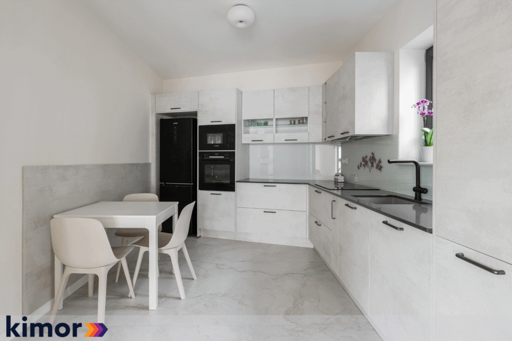 Bucătărie cu blat din quartz Marengo și încadrare frigider cu textură de imitație de beton