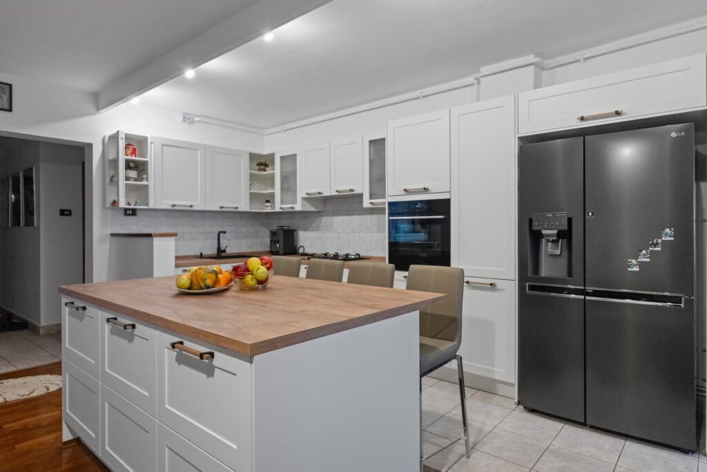 Frigider Freestanding cu dozator de apă și gheață în ușa frigiderului