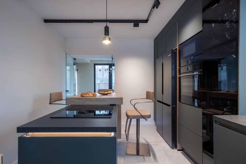 Bucătărie cu insulă, complet echipată cu electrocasnice și sanitare de la 𝗸𝗶𝗺𝗼𝗿