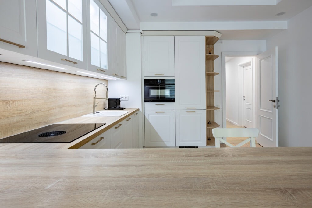 Plită cu inducție cu extractor cu evacuare