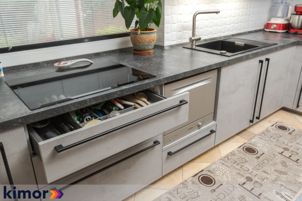 Sertare cu separator pentru tacâmuri