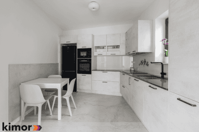 Bucătărie cu blat din quartz Marengo și încadrare frigider cu textură de imitație de beton