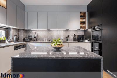 Bucătărie în formă de U cu blat cuarț, modernă, cu fronturi mate, mânere ascunse, electrocasnice moderne