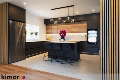 mobilă de bucatarie neagră in L